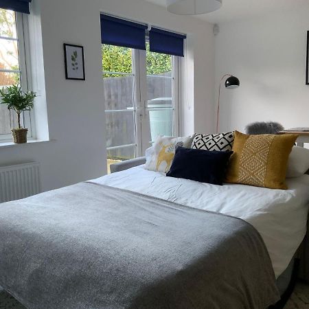 Stylish & Spacious 3 Bed House With 2 Free Car Parking Spaces Villa Appledram Esterno foto