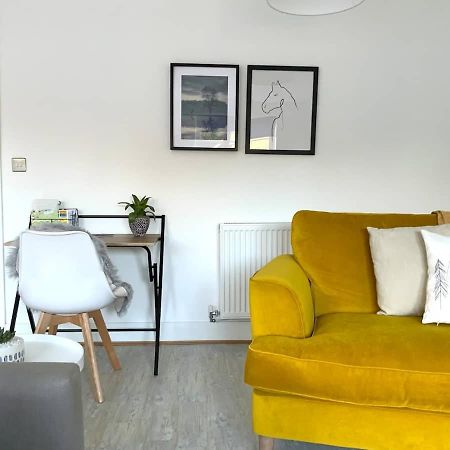 Stylish & Spacious 3 Bed House With 2 Free Car Parking Spaces Villa Appledram Esterno foto