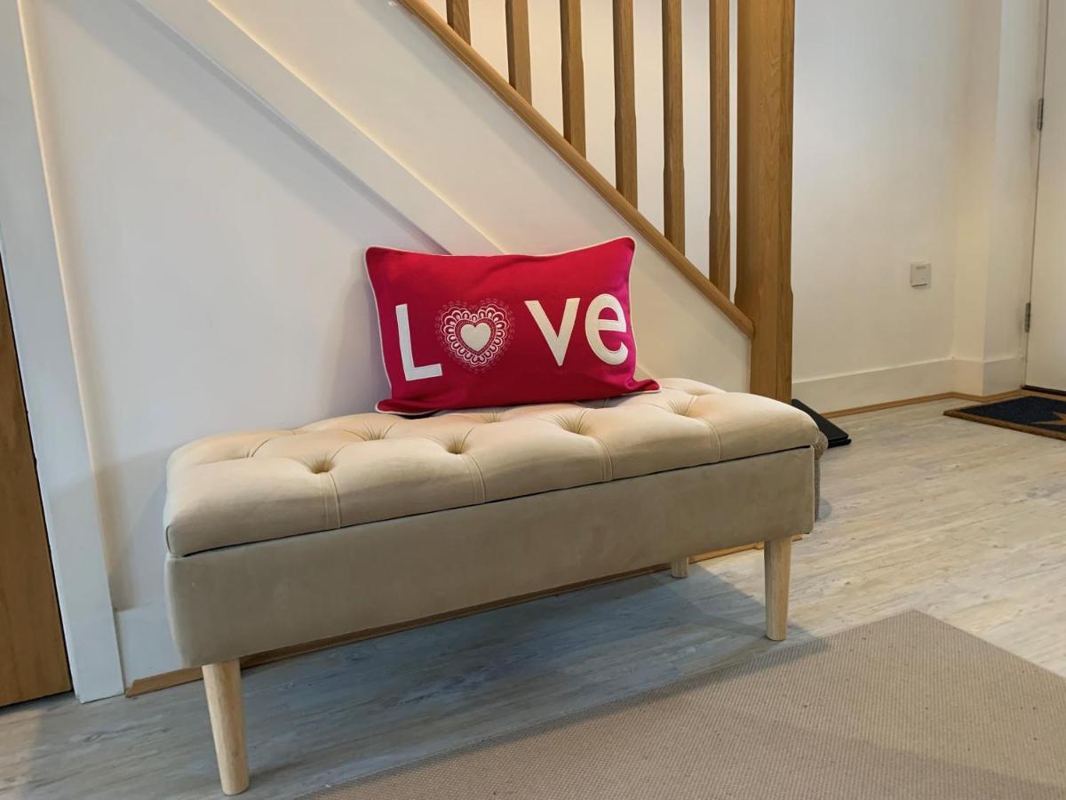 Stylish & Spacious 3 Bed House With 2 Free Car Parking Spaces Villa Appledram Esterno foto