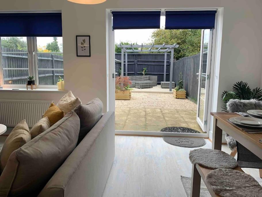 Stylish & Spacious 3 Bed House With 2 Free Car Parking Spaces Villa Appledram Esterno foto