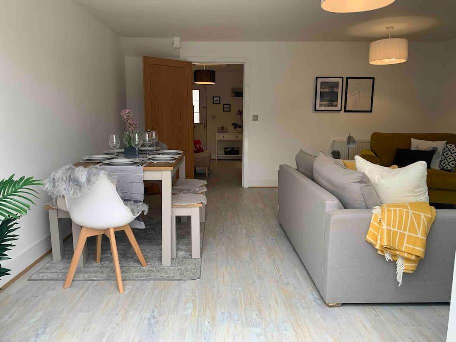 Stylish & Spacious 3 Bed House With 2 Free Car Parking Spaces Villa Appledram Esterno foto