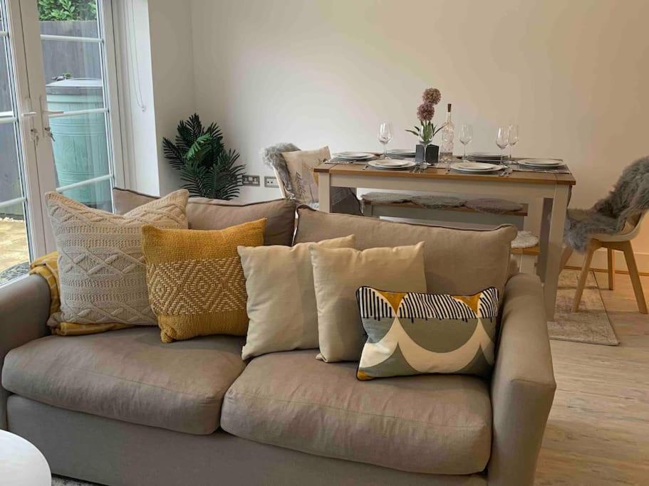Stylish & Spacious 3 Bed House With 2 Free Car Parking Spaces Villa Appledram Esterno foto
