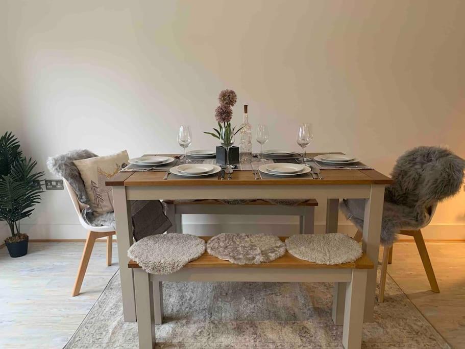 Stylish & Spacious 3 Bed House With 2 Free Car Parking Spaces Villa Appledram Esterno foto