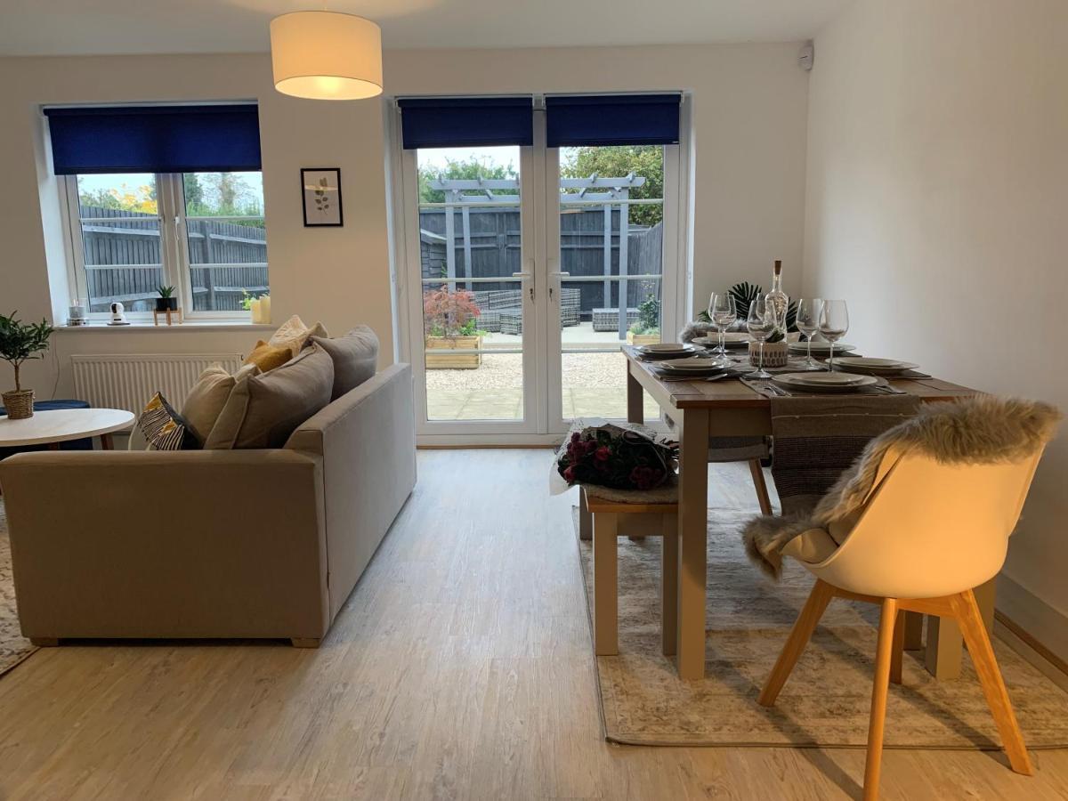 Stylish & Spacious 3 Bed House With 2 Free Car Parking Spaces Villa Appledram Esterno foto