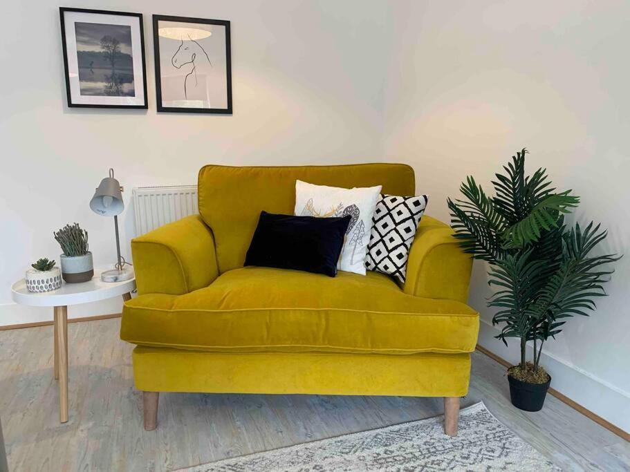 Stylish & Spacious 3 Bed House With 2 Free Car Parking Spaces Villa Appledram Esterno foto