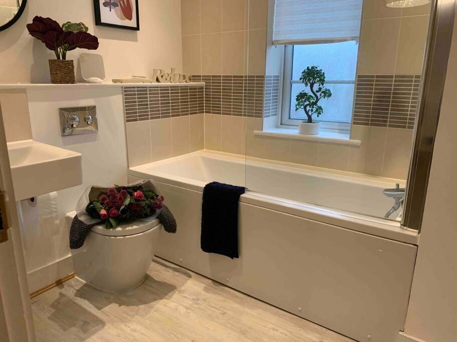 Stylish & Spacious 3 Bed House With 2 Free Car Parking Spaces Villa Appledram Esterno foto