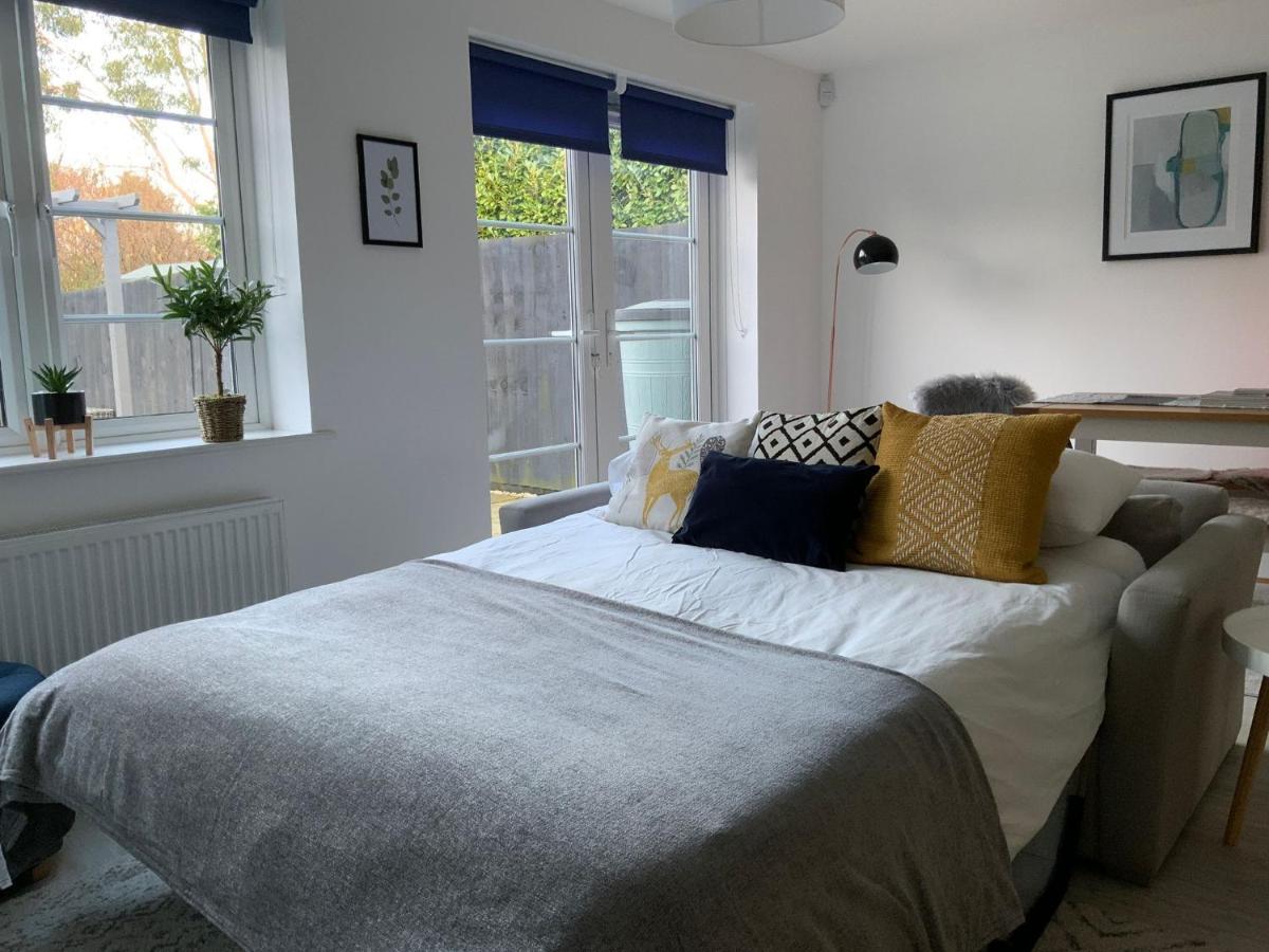 Stylish & Spacious 3 Bed House With 2 Free Car Parking Spaces Villa Appledram Esterno foto