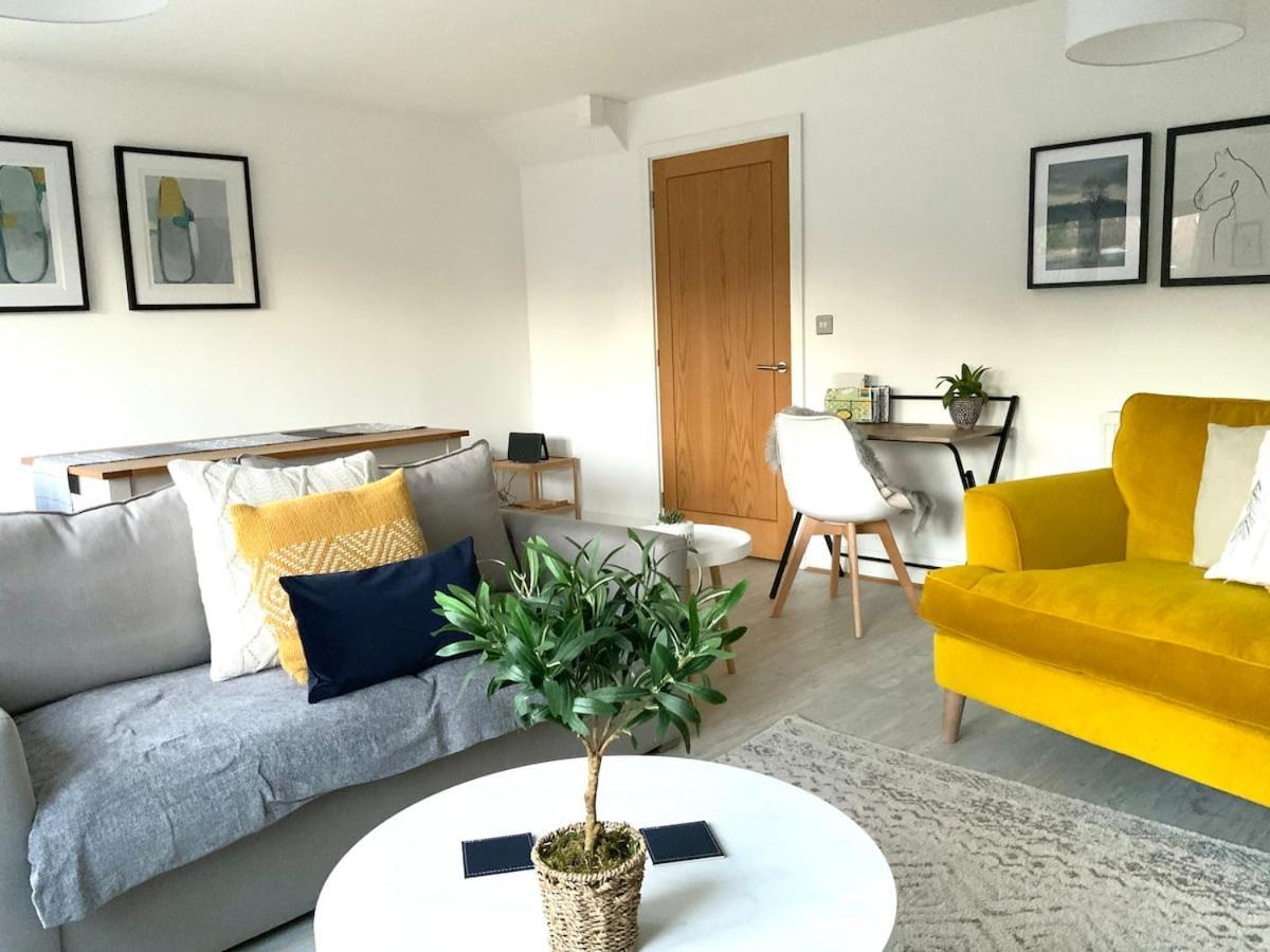 Stylish & Spacious 3 Bed House With 2 Free Car Parking Spaces Villa Appledram Esterno foto