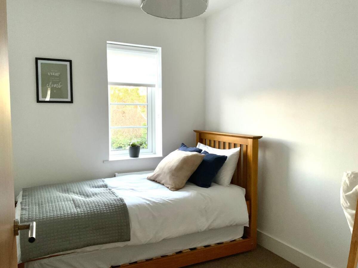 Stylish & Spacious 3 Bed House With 2 Free Car Parking Spaces Villa Appledram Esterno foto
